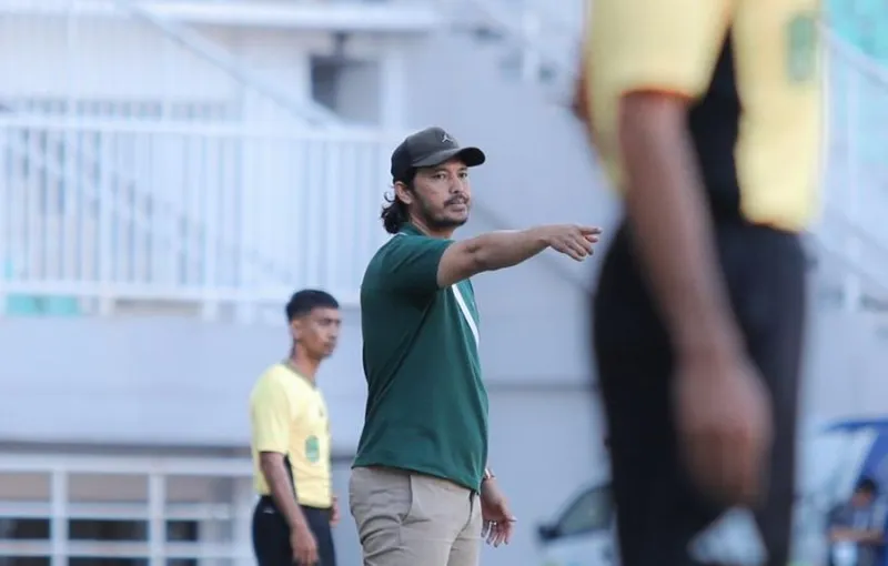 Hanya Satu Pelatih Lokal di Super League 2026/2027, Ade Suhendra Pimpin Isen Mulang FC