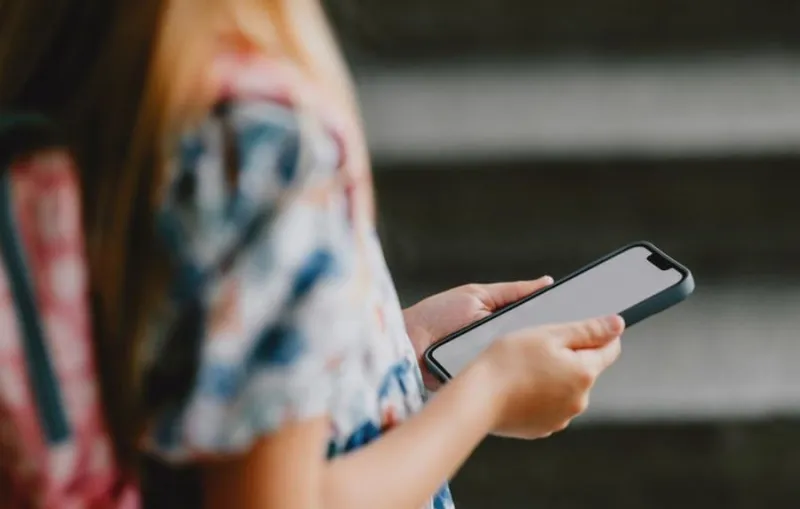 Tips Aman Membersihkan Smartphone dari Abu Vulkanik Anak Krakatau