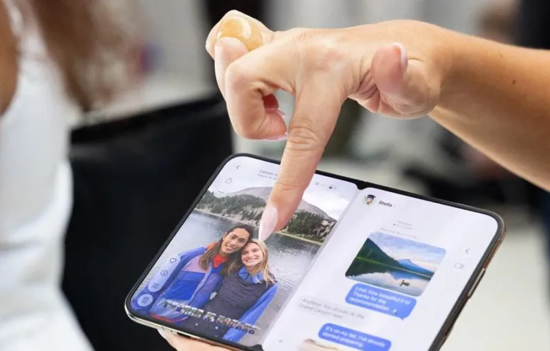 Samsung Sindir iPhone Duo lewat Media Sosial, Motorola Ikuti, Apple Luncurkan Smartphone Lipat Baru