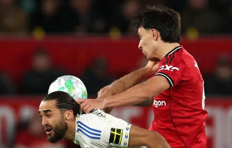 Jamie Carragher Minta Maaf kepada Lisandro Martinez setelah Meremehkan Kemampuannya di Liga Inggris
