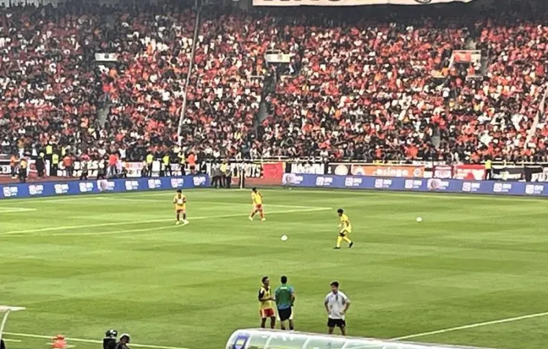 Arhan dan Ragnar Tunjukkan Keakraban di Lini Pinggir Lapangan Persija vs Persib
