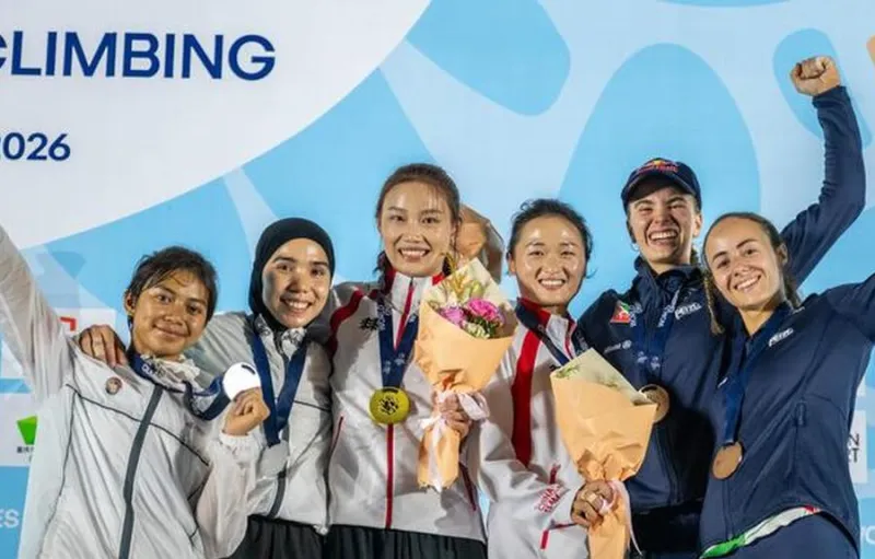 Kadek Adi Asih dan Rajiah Sallsabillah Raih Medali Perak Speed Relay Putri di Kejuaraan Dunia Panjat Tebing