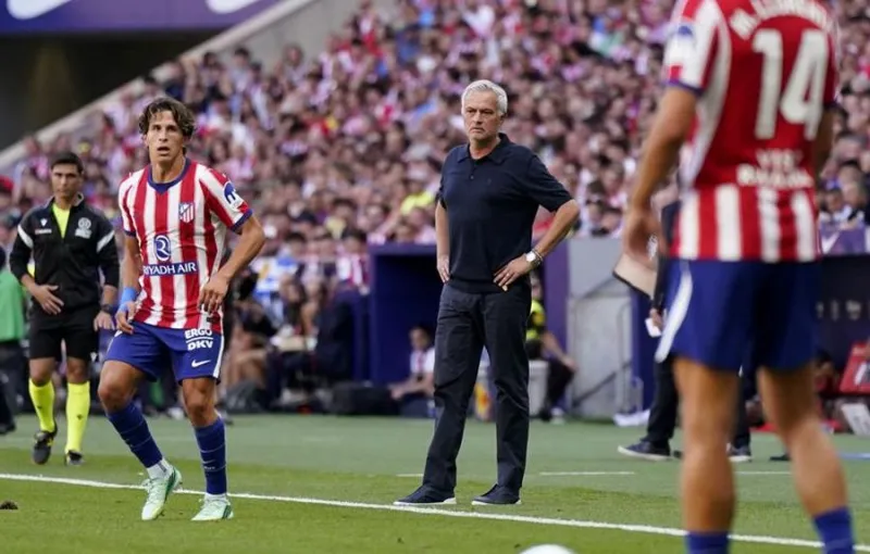 Mourinho Protes Wasit dengan Membawa Foto ke Konferensi Pers