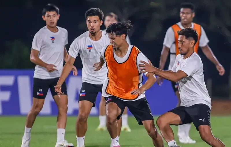 Pemain Timnas Filipina Menikmati Suasana Bandung dengan Naik Angkot