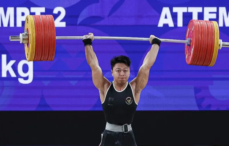 Rahmat Erwin Raih Emas dan Pecahkan Dua Rekor Angkat Besi di Asian Games 2026