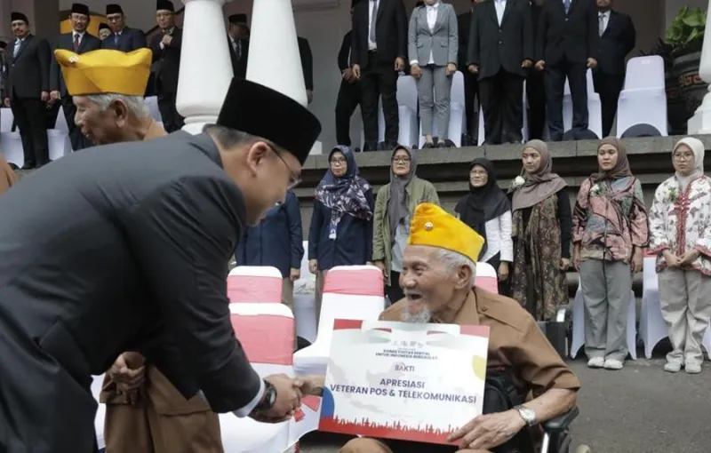 Wamenkomdigi Serahkan Tali Asih kepada Veteran pada Hari Bhakti Postel