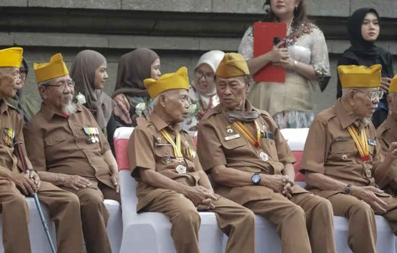 Wamenkomdigi Sampaikan Penghormatan kepada Sesepuh Postel