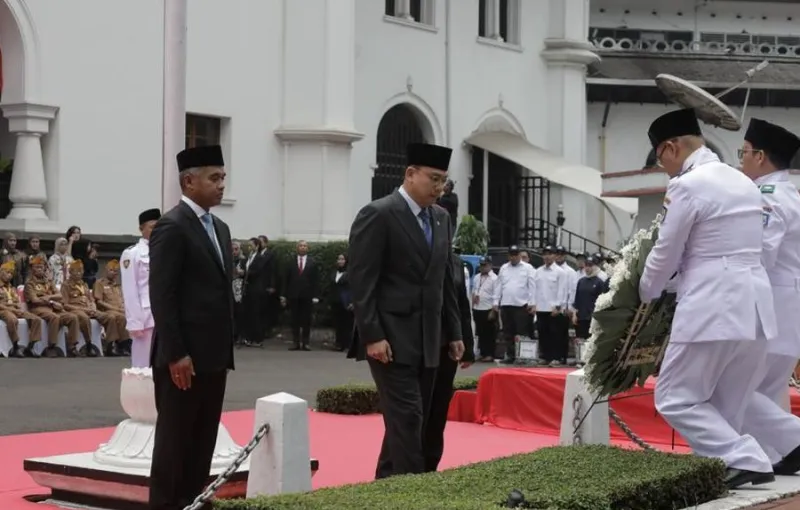 Angga Raka Letakkan Karangan Bunga pada Peringatan Hari Bhakti Postel ke-81