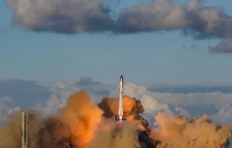 SpaceX Uji Terbang Starship Menuju Orbit Bumi