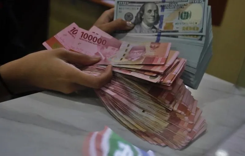 Rupiah Ditutup Melemah Tipis ke Rp17.981 per Dolar AS