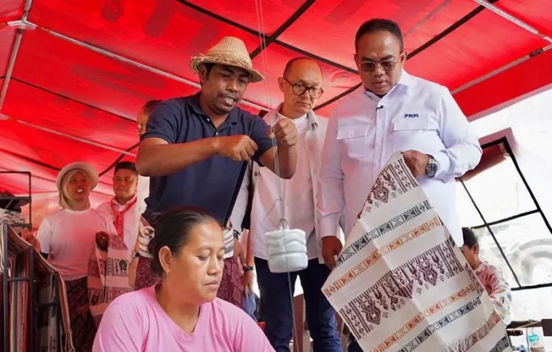 PNM dan BRINS Dukung Pemulihan Usaha Perajin Tenun Sade