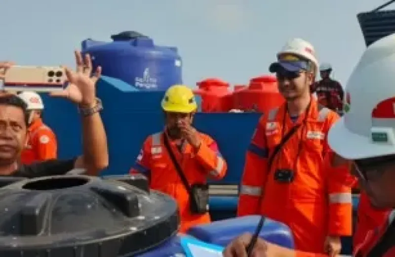 PHE OSES Menyalurkan 13.000 Liter Air Bersih bagi Warga Pulau Kelapa