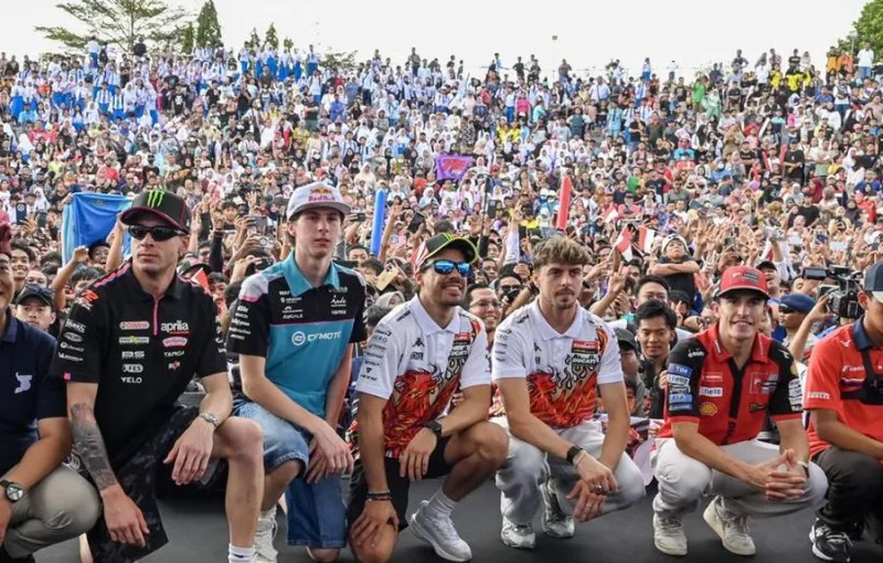 Ribuan Warga Mataram Sambut Parade Pembalap MotoGP Mandalika