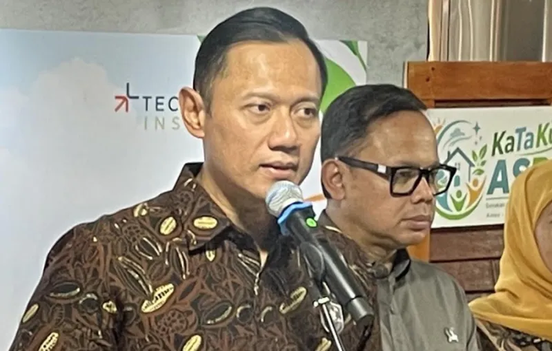 AHY Tekankan Penguatan Industri Kereta Nasional Terkait Rencana Impor KRL Bekas