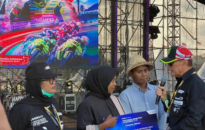 Pertamina Salurkan 45 Alat Tenun untuk Perajin Desa Adat Sade