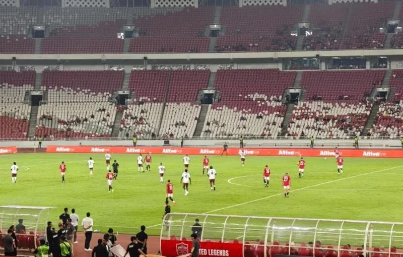 Arsenal Legends Kalahkan Manchester United Legends 3-2 di GBK