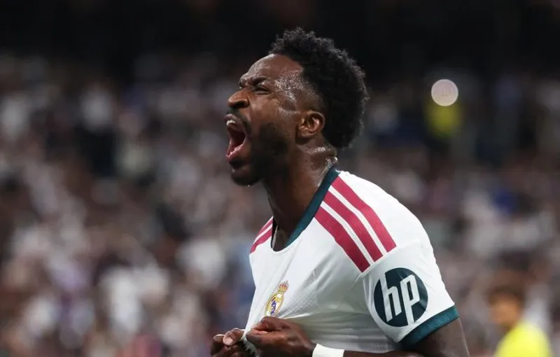 Gol Vinicius Dianulir VAR dan Berujung Kartu Merah