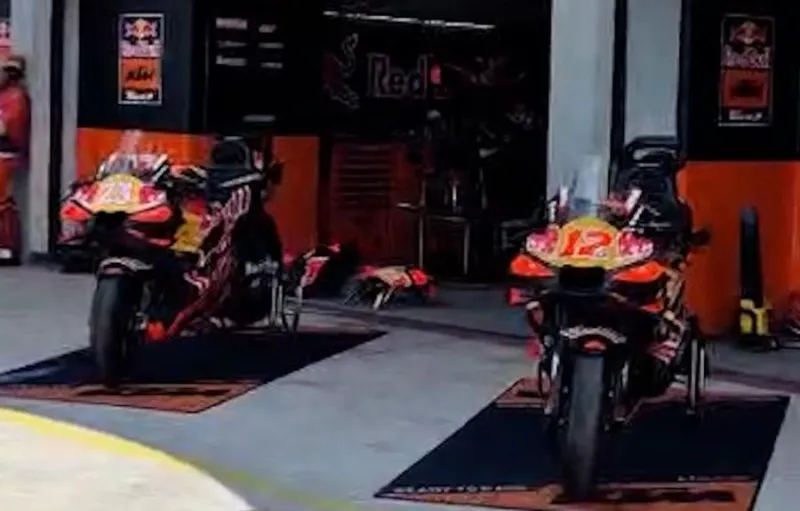 Penggemar Melihat Motor MotoGP dari Dekat dalam Pit Lane Walk Mandalika 2026