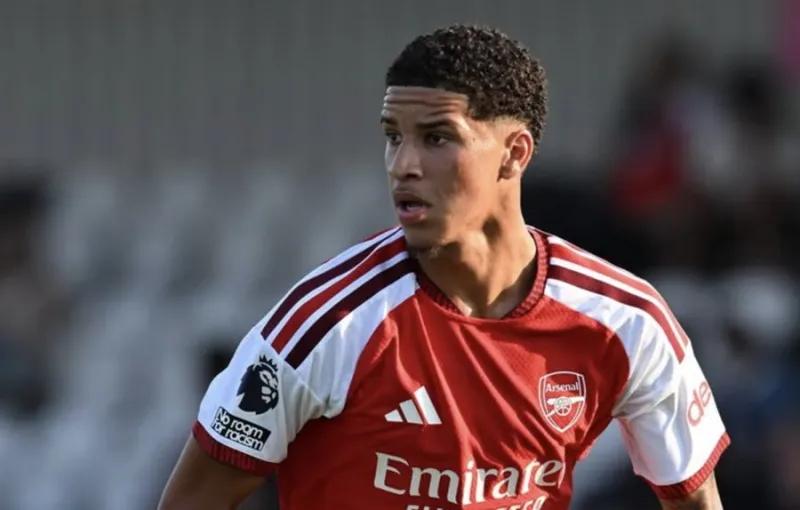 Demiane Agustien Tunjukkan Jersey Calvin Verdonk Usai Arsenal Hadapi Lille