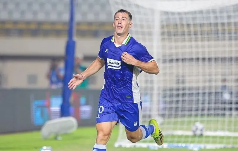 Penalti Mariano Peralta Antar Persib Unggul 1-0 atas Cong Viettel pada Babak Pertama